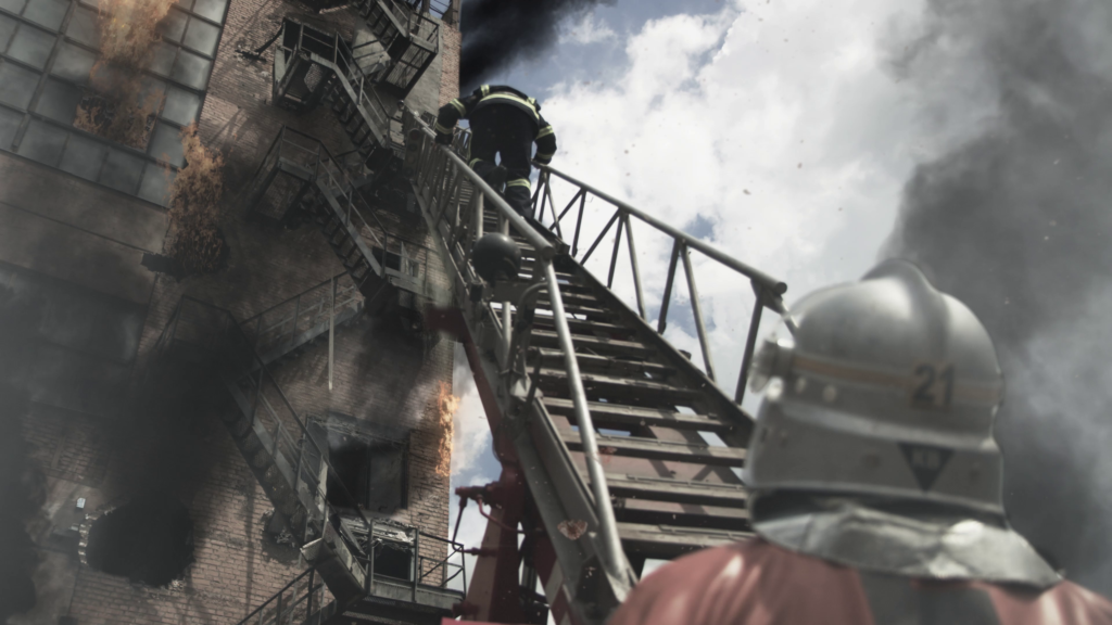 Simulation d'incendie et de fumée en VFX sur un tournage réel — pompier sur échelle, effet spécial ALTAB Studio