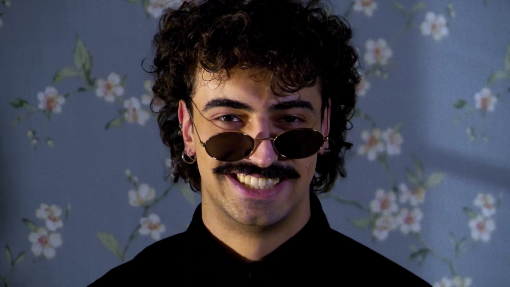 Portrait du personnage principal, faux documentaire "Un métier comme un autre" sur le métier de tueur à gages — montage ALTAB Studio