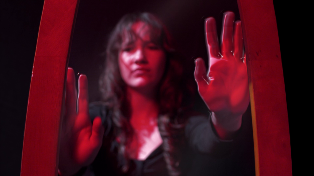 Effet VFX de reflet sur un miroir, film d'horreur "L'absence a un visage" — étalonnage et VFX ALTAB Studio