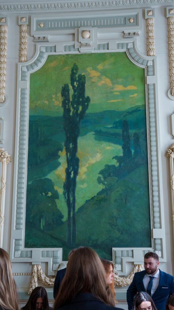 Grande toile verte encadrée de moulures blanches
