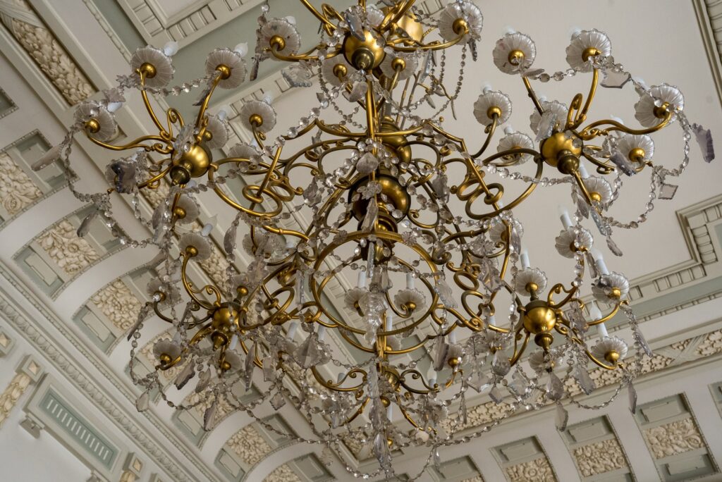 Lustre doré au plafond du salon