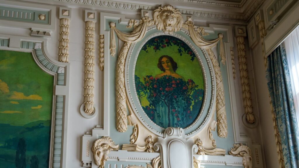 Médaillon peint et moulures dorées