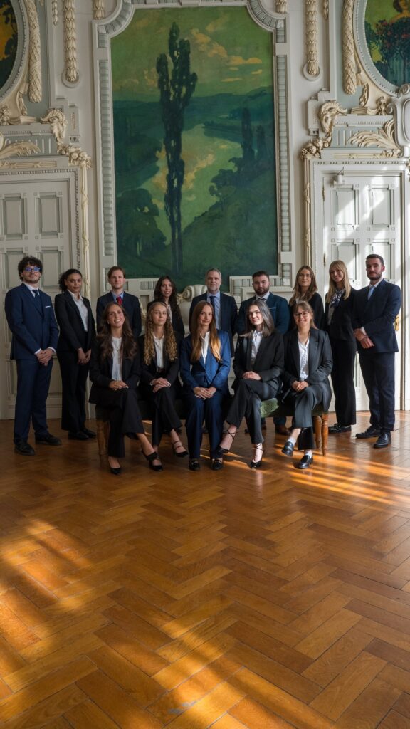 Photo de promotion verticale du Master 2 Contrats, Distribution, Concurrence, Lyon 3 – ALTAB Studio